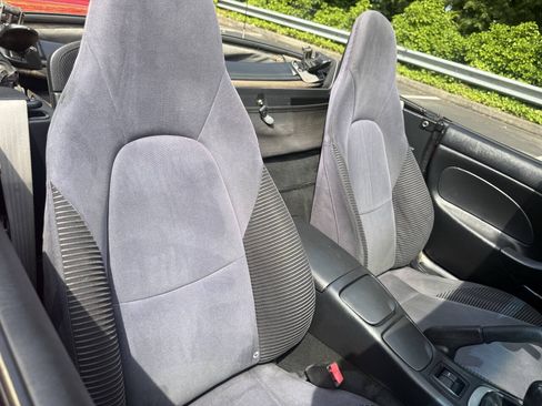 Used 2005 MAZDA MX-5 Miata RWD image 18