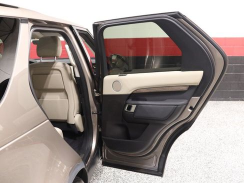 Used 2017 Land Rover Discovery HSE AWD/4WD image 46