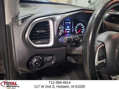 Used 2018 Jeep Renegade Latitude w/ Cold Weather Group AWD/4WD image 15