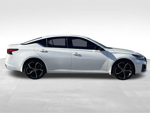 Used 2023 Nissan Altima 2.5 SR w/ SR Premium Package image 8