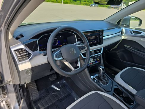 Used 2025 Volkswagen Taos SE image 15