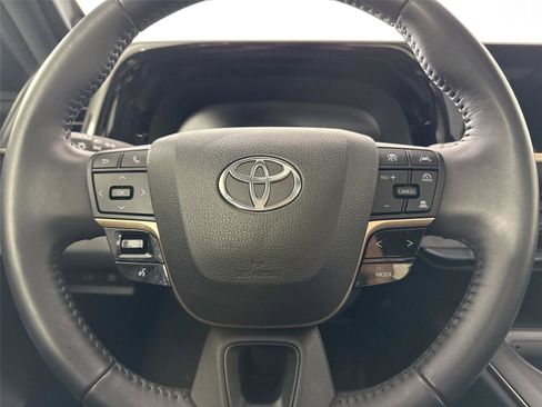 Used 2023 Toyota Crown Limited image 16