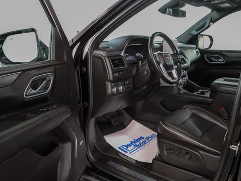 Used 2023 GMC Yukon SLT w/ SLT Luxury Package image 3