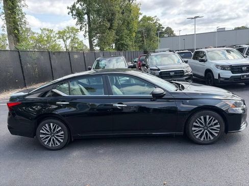 Used 2025 Nissan Altima 2.5 SV FWD image 4