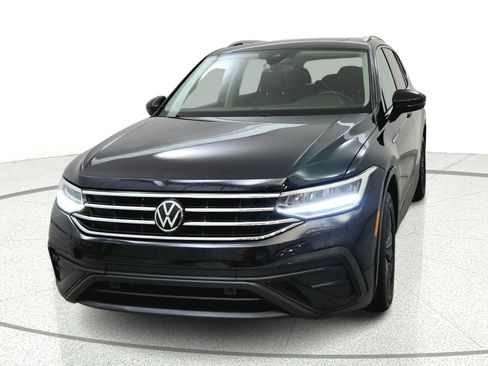 Used 2022 Volkswagen Tiguan SE w/ Panoramic Sunroof Package FWD image 2