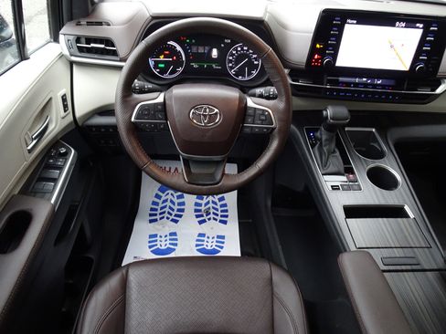 Used 2023 Toyota Sienna Platinum image 14