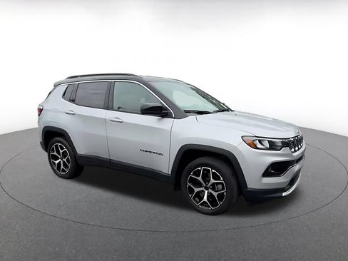 Used 2025 Jeep Compass Limited AWD/4WD image 2