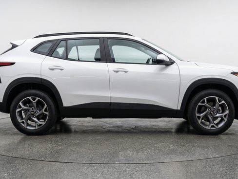 Used 2025 Chevrolet Trax LT FWD image 11