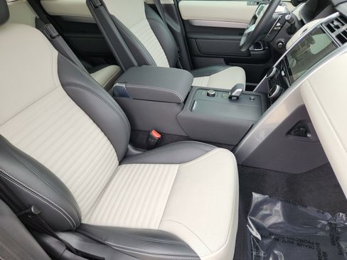 Certified 2025 Land Rover Discovery Dynamic SE AWD/4WD image 9