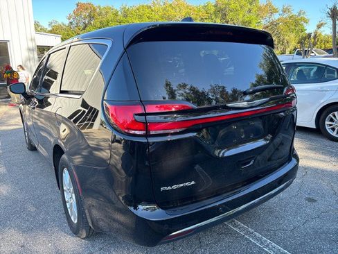 Used 2025 Chrysler Pacifica Select image 7