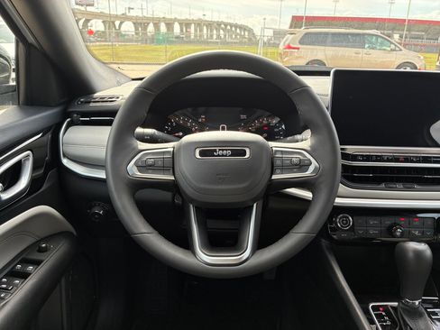 Used 2025 Jeep Compass Limited image 30