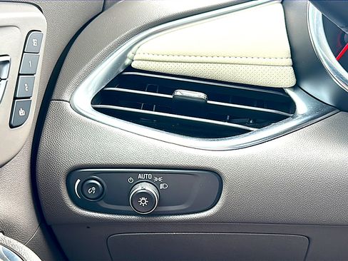 Used 2024 Chevrolet Malibu LT image 35