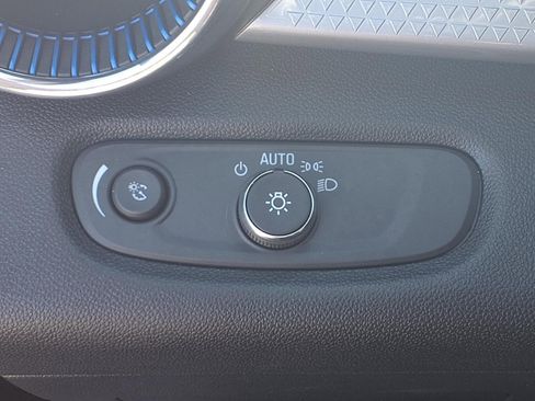 Used 2025 Chevrolet Trax LT image 7