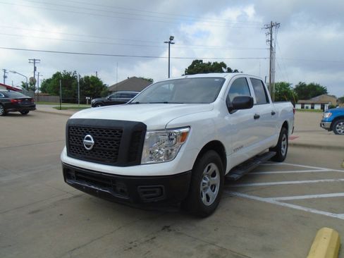 Used 2018 Nissan Titan S w/ S Utility Package RWD image 2