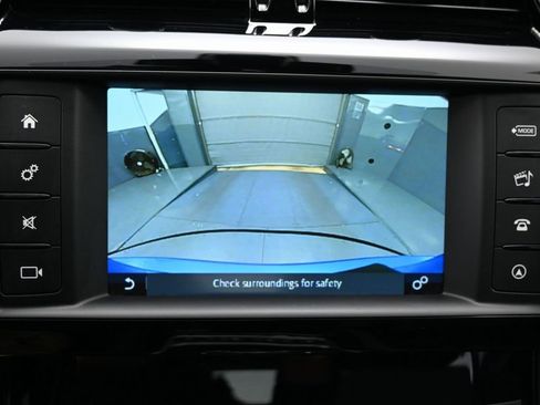 Used 2017 Jaguar XE Premium image 22