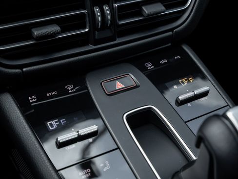 Certified 2024 Porsche Macan S AWD/4WD image 26