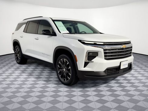 Certified 2025 Chevrolet Traverse LT w/ Sun and Wheel Package FWD image 7