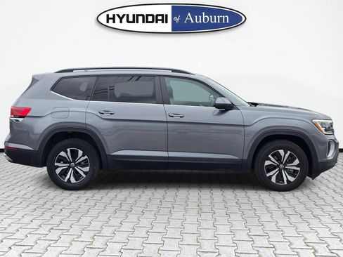 Used 2025 Volkswagen Atlas SE FWD image 4