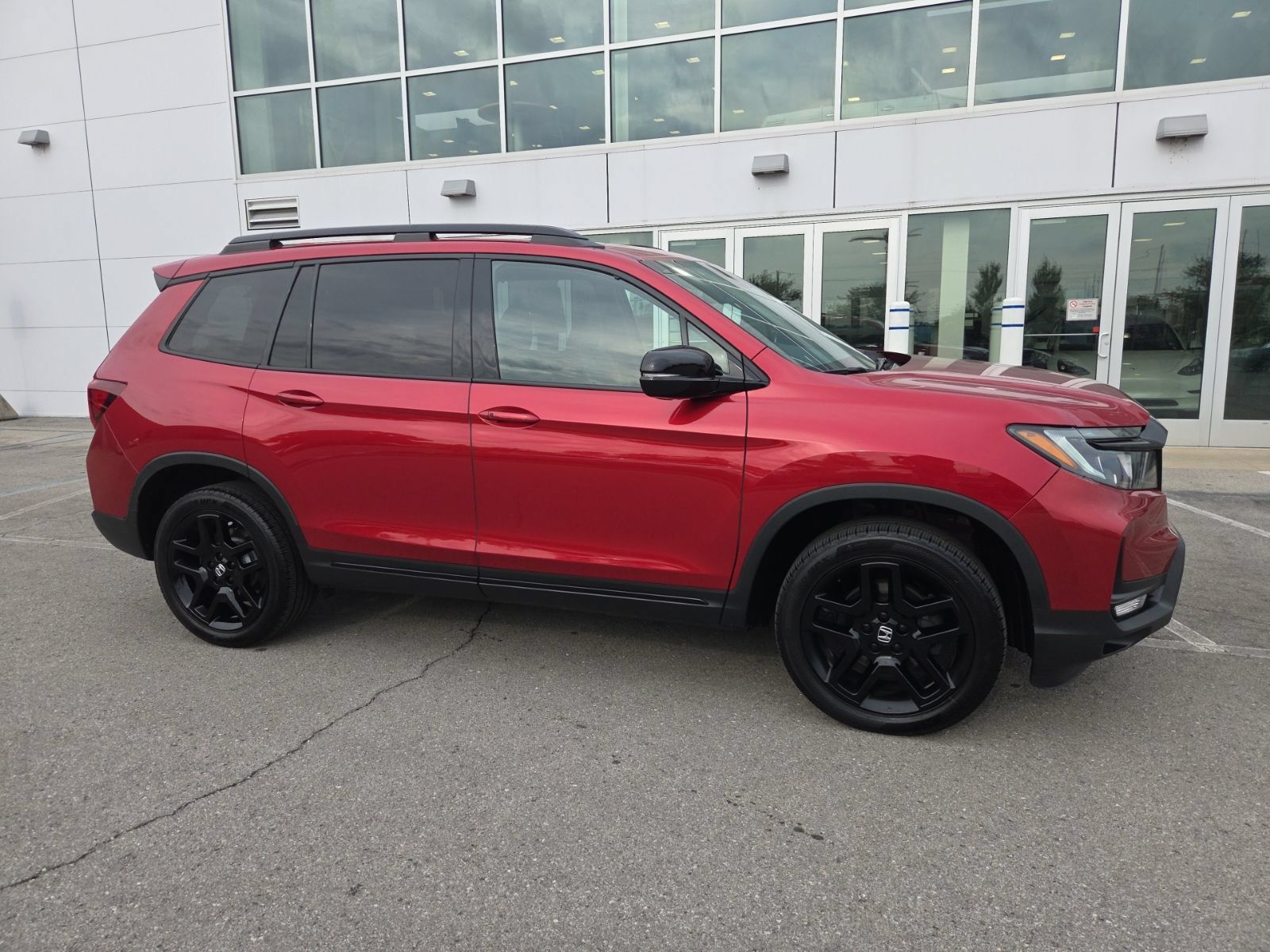 Used 2024 Honda Passport Black Edition image 2