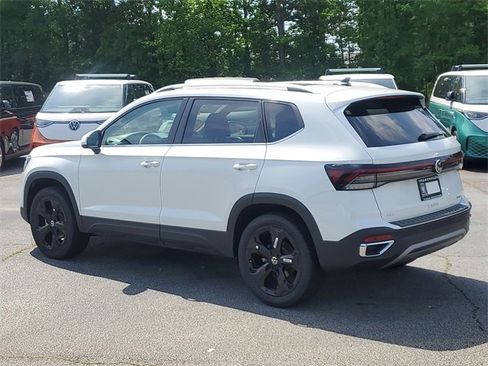 New 2025 Volkswagen Taos SEL image 6