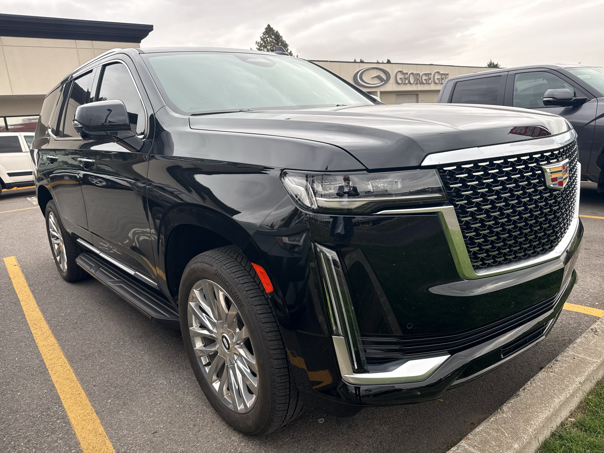 Used 2024 Cadillac Escalade Premium Luxury AWD/4WD image 2