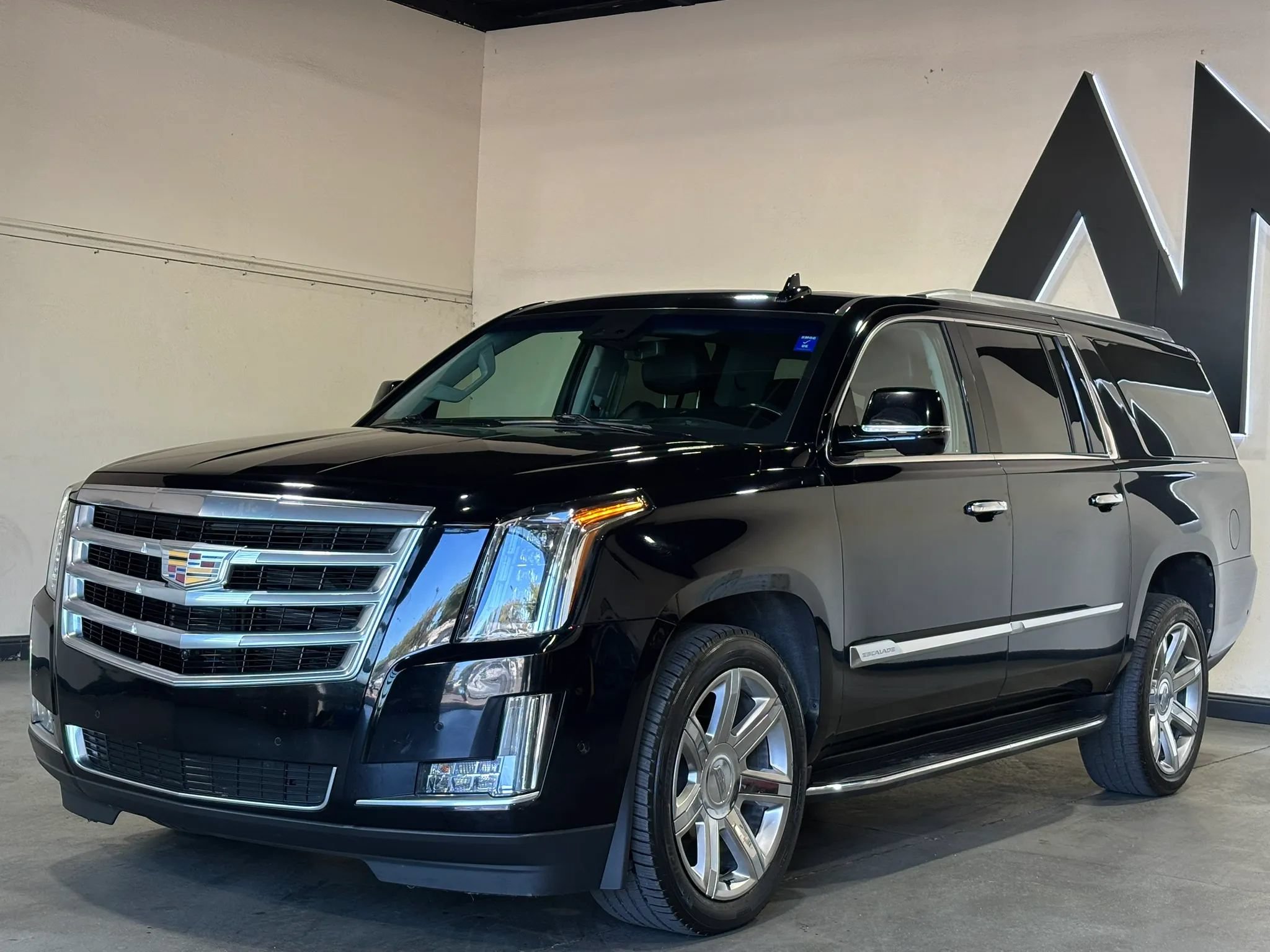 Used 2019 Cadillac Escalade ESV Luxury AWD/4WD image 1