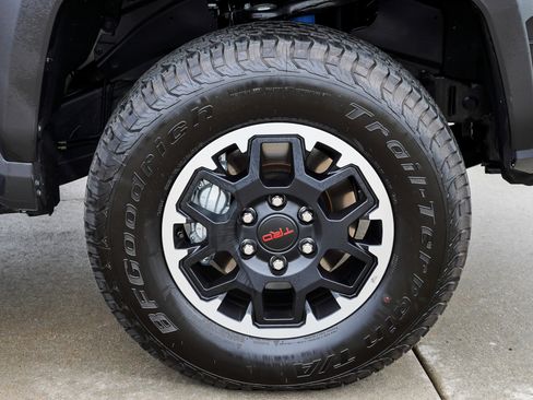 Certified 2025 Toyota Tacoma TRD Off-Road AWD/4WD image 10