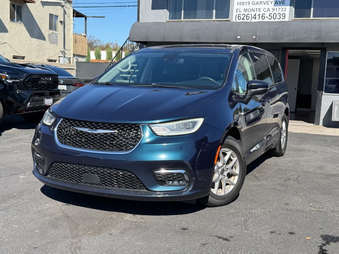 Used 2023 Chrysler Pacifica Touring-L FWD image 1