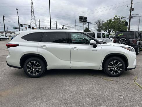Used 2020 Toyota Highlander XLE FWD image 2