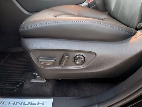 Used 2026 Toyota Highlander Limited image 23