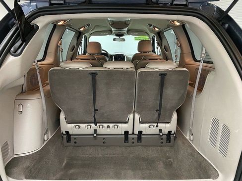 Used 2007 Chrysler Town & Country Touring w/ Leather Interior Group image 12