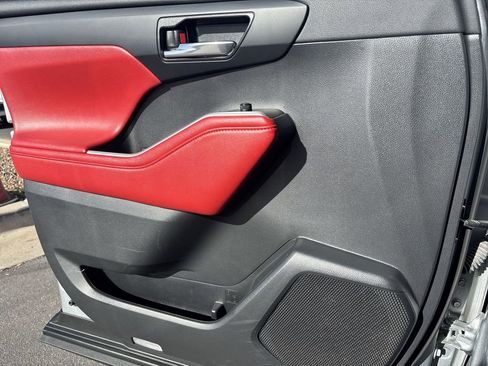 Used 2023 Toyota Highlander L image 23