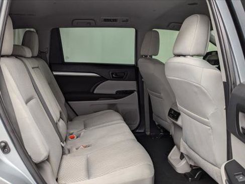 Used 2019 Toyota Highlander LE image 18