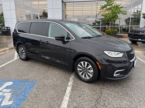 Used 2023 Chrysler Pacifica Touring-L FWD image 34