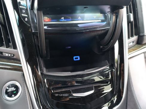Used 2020 Cadillac Escalade ESV Platinum AWD/4WD image 22