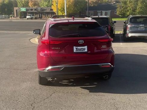 Used 2022 Toyota Venza XLE image 6