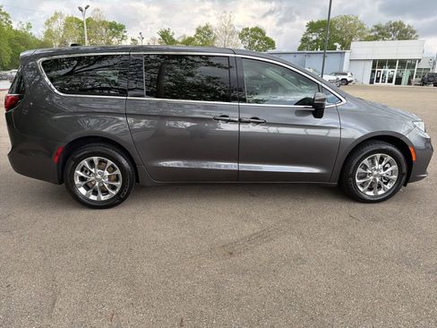 Used 2023 Chrysler Pacifica Touring-L AWD/4WD image 8