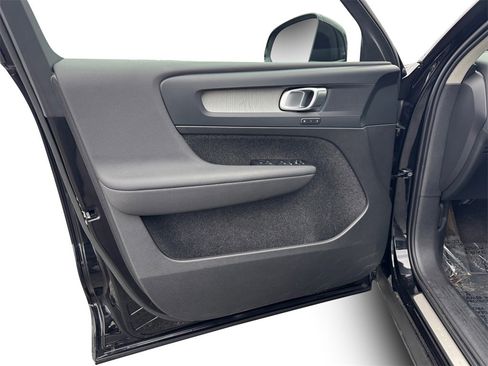 Certified 2025 Volvo XC40 B5 Core image 8