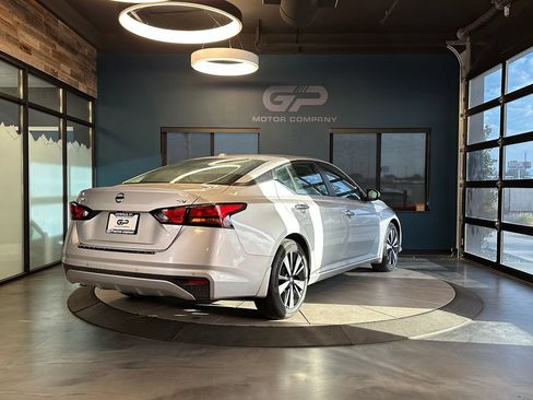 Used 2022 Nissan Altima 2.5 SV FWD image 3