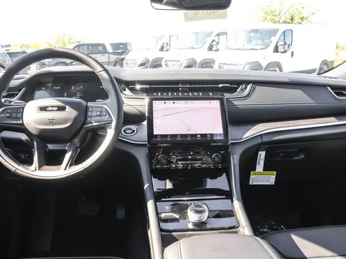 New 2025 Jeep Grand Cherokee Limited image 15