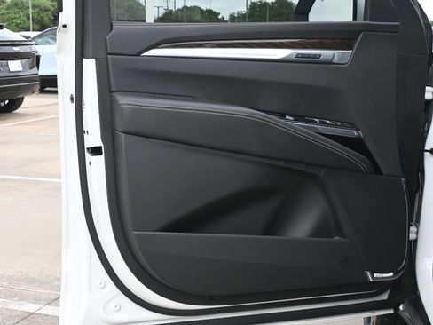 Certified 2025 Cadillac Escalade Sport Platinum w/ LPO, Floor Liner Package AWD/4WD image 19