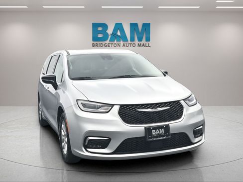 Used 2024 Chrysler Pacifica Touring-L FWD image 2