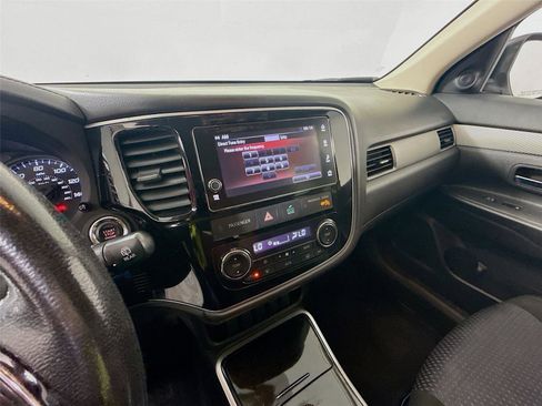 Used 2018 Mitsubishi Outlander SE image 6