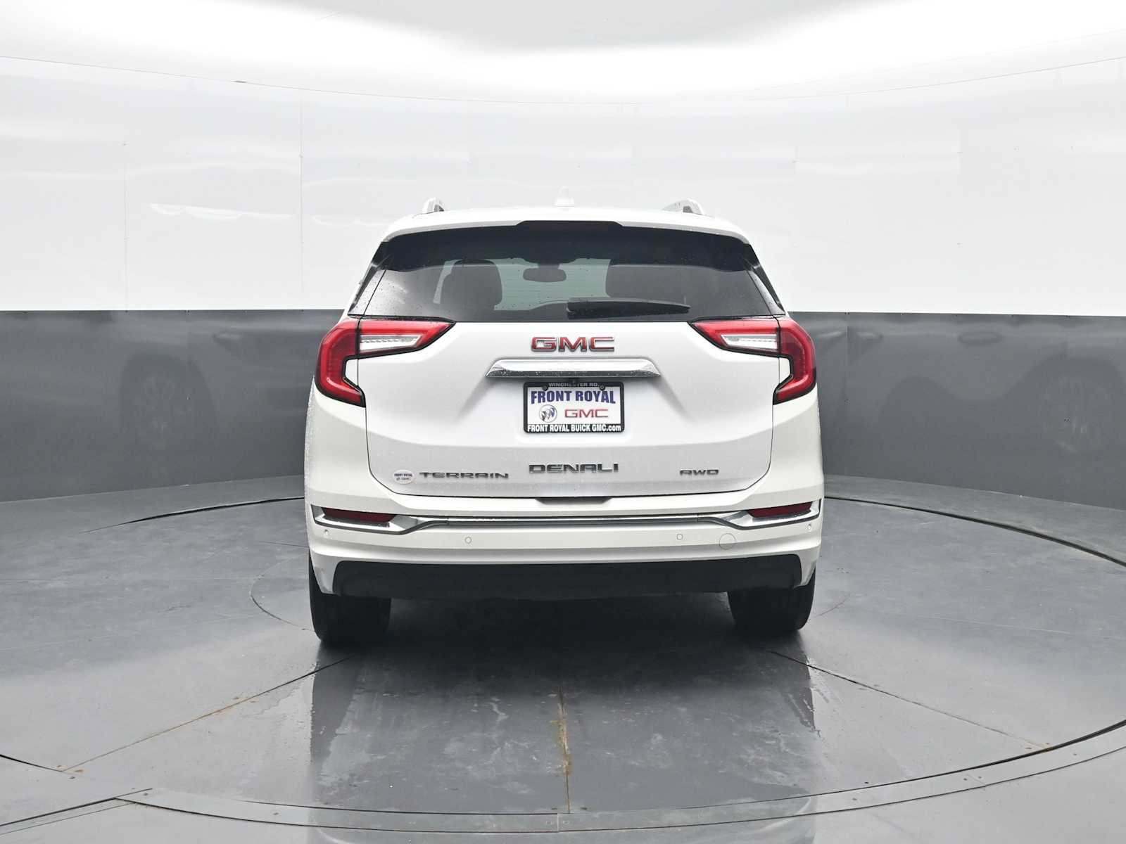 Used 2024 GMC Terrain Denali w/ Denali Premium Package AWD/4WD image 6
