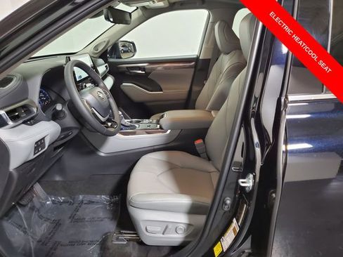 New 2026 Toyota Highlander Limited image 9
