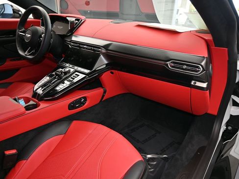 Used 2025 Aston Martin V8 Vantage Coupe image 58