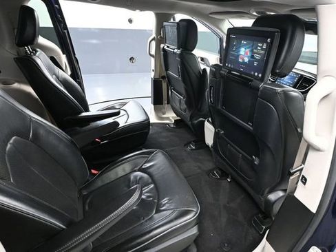Used 2018 Chrysler Pacifica Limited w/ Advanced Safetytec Group FWD image 44