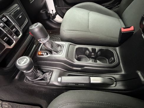 Used 2018 Jeep Wrangler Unlimited Sahara AWD/4WD image 28