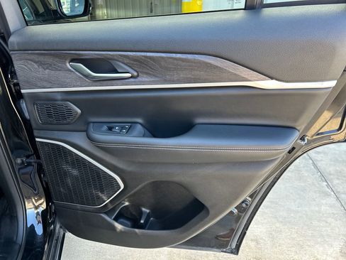 Used 2022 Jeep Grand Cherokee Limited image 44