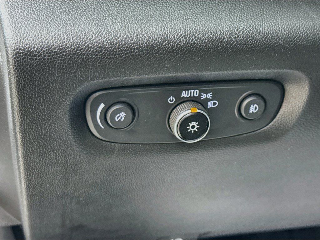 Used 2021 Chevrolet Traverse LT FWD image 11